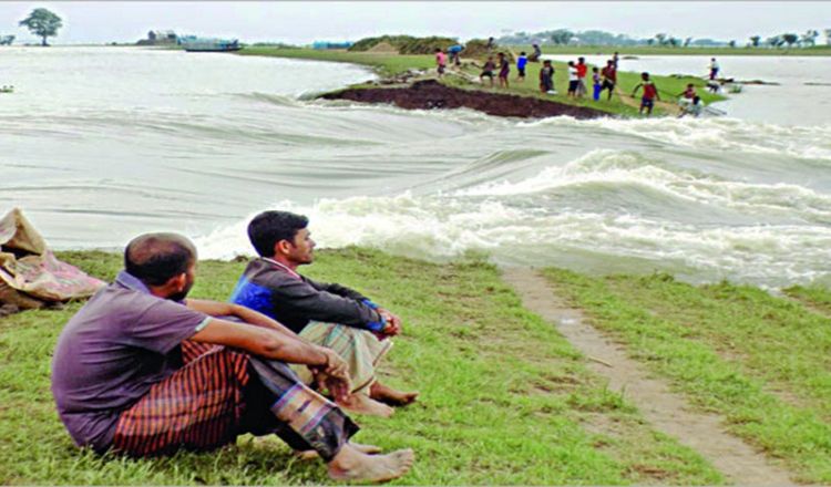 কমছে বন্যার পানি বাড়ছে দুর্ভোগ
